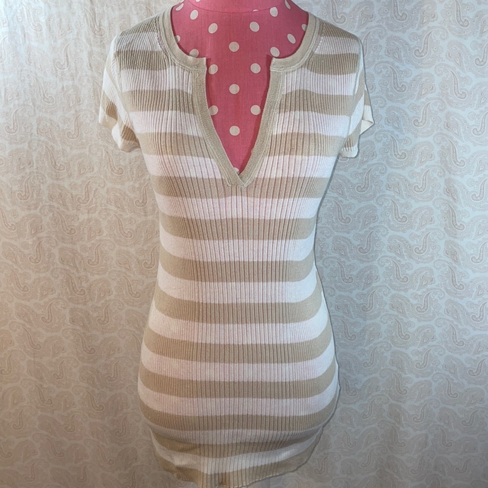 GAP Sz M beige/wht striped vneck short sleeve top